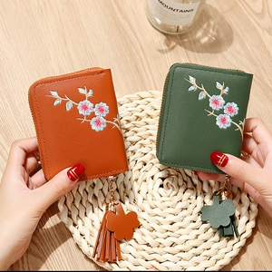 Petit portefeuille en cuir PU brodé de fleurs avec pompon en marron et vert