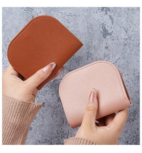Dettaglio di portamonete in pelle PU arancione e rosa con cuciture fini e texture