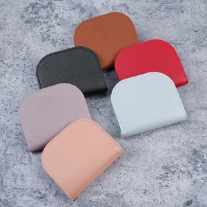 Piccoli portamonete a semicerchio in pelle PU in sei colori su fondo in pietra