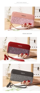 Détail de portefeuilles longs zippés en rose, rouge, noir avec paillettes et dragonnes