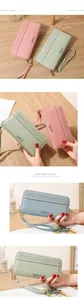 Détail de portefeuilles longs zippés multicolores avec bords festonnés et dragonnes