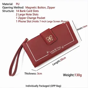 Detalle de cartera larga de cuero PU rojo con hebilla de mariposa y correa de muñeca