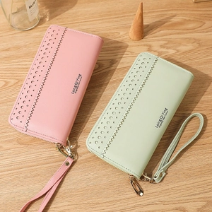 Portefeuille long pour femme en cuir rose et vert avec découpe laser et dragonne