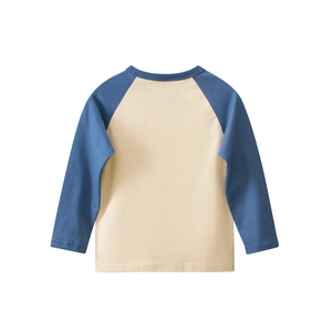 Dettaglio maglietta a maniche raglan per bambini in maglia a contrasto blu e crema