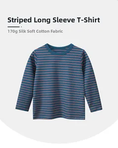 Détail d'un t-shirt à manches longues rayé en tissu de coton soyeux doux de 170g