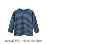 Gros plan sur les rayures bleu roi et rouge du t-shirt à manches longues en coton
