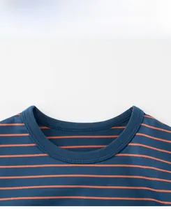 Détail de l'encolure ronde à rayures bleues et oranges sur t-shirt à manches longues