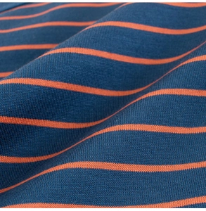 Vue macro du tissu en coton rayé pour t-shirt garçon à manches longues et texture douce