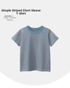Détail du t-shirt rayé bleu et orange pour enfant en coton doux avec col rond côtelé
