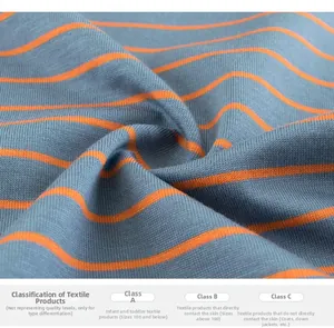 Vue détaillée du tissu en maille avec rayures horizontales gris-bleu et orange