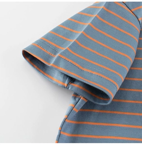 Détail d'une manche rayée bleue et orange montrant une couture à double aiguille