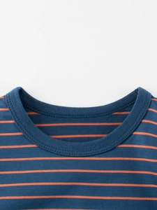 Détail du col rond d'un t-shirt à manches longues rayé bleu et orange pour garçons