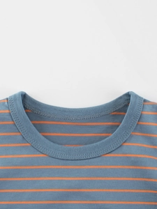 T-shirt rayé en coton pour garçon avec détails du col en tricot bleu gris et orange