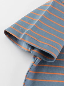 Gros plan du revers de la manche du t-shirt à rayures bleu et orange pour garçon