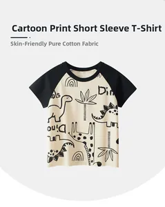 Dettaglio di una t-shirt bimbo in cotone con dinosauro e maniche raglan