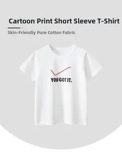 Détail du tissu en coton doux et imprimé sur un T-shirt blanc à manches courtes