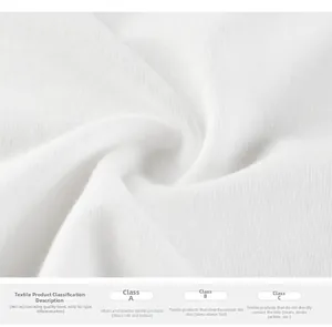 Gros plan sur la texture du coton blanc doux et l'étiquette de sécurité textile