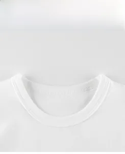 Détail du col rond en coton blanc avec double couture sur le t-shirt pour garçon