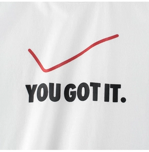 Détail du t-shirt blanc en coton pour garçon avec motif rouge et texte YOU GOT IT