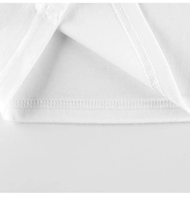 Gros plan sur l'ourlet à double aiguille du t-shirt en coton blanc et les coutures