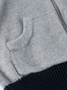 Cardigan in maglia con zip per bambini, grigio chiaro con orlo a coste blu scuro