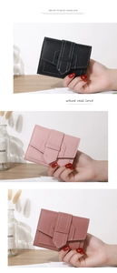 Vue détaillée de trois mini portefeuilles pour femmes en noir, rose et rouge similicuir