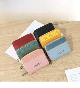 Vue détaillée de portefeuilles en cuir PU multicolores avec découpes laser et zips dorés