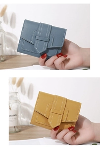 Détail de portefeuilles compacts en cuir PU à trois volets avec lanière et surpiqûres