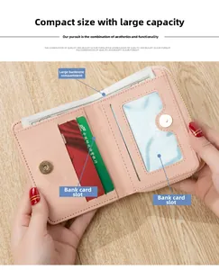 Portefeuille rose pour femme montrant les compartiments intérieurs pour billets et cartes