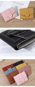 Détail du mini portefeuille en cuir PU avec coutures contrastées et sangle décorative