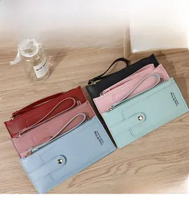 Vue à plat de portefeuilles longs multicolores en cuir avec fermeture éclair et dragonne