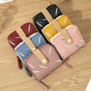 Portefeuille court bifold pour femme avec imprimé plume en plusieurs tons pastels