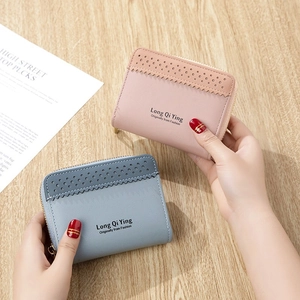 Petit portefeuille en cuir pour femme rose et bleu avec détails ajourés et fermeture éclair