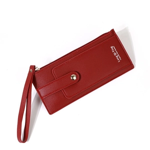 Portefeuille long rouge avec dragonne, poche zippée et boucle dorée sur fond blanc