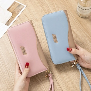 Portafoglio lungo in pelle PU rosa e blu con design patchwork e cinturino da polso