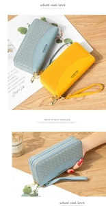 Dettaglio pochette da donna intrecciata con doppia cerniera dorata e cinturino da polso