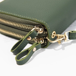 Portafoglio lungo in pelle verde scuro con motivo litchi, doppia zip e dettagli dorati