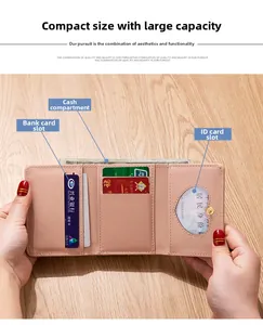 Intérieur du portefeuille rose avec fentes pour cartes et fenêtre d'ID en cœur