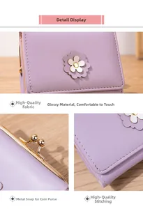Vue détaillée du mini portefeuille violet avec fermoir doré et décor floral