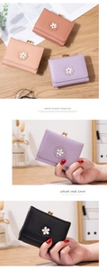 Détails de portefeuilles multicolores avec fleurs blanches et fermoir métallique doré
