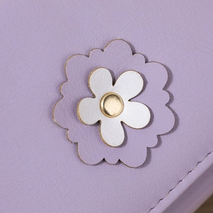 Petit portefeuille lavande pour femme orné d'une fleur en cuir blanc et rivet doré