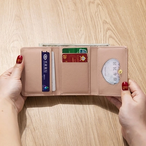 Portefeuille femme minimaliste rose pâle à trois volets avec fentes pour cartes et fenêtre ID