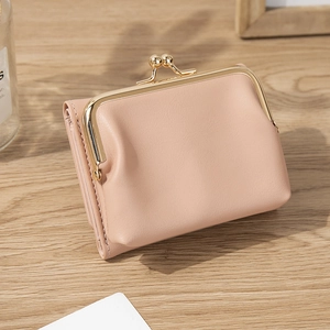 Petit portefeuille rose clair pour femme avec fermeture à fermoir métallique doré