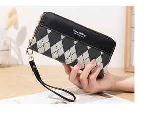 Détail d'un long portefeuille en cuir PU avec motif à losanges noir et blanc et dragonne