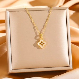 Elegante collana in titanio dorato con ciondolo a quadrifoglio in madreperla bianca