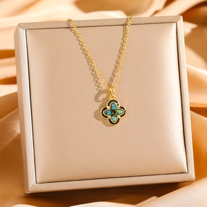Collana in titanio dorato con ciondolo a quadrifoglio in madreperla su astuccio per gioielli