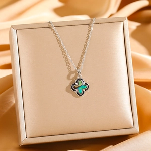 Collana in titanio argento con quadrifoglio in madreperla su elegante raso dorato