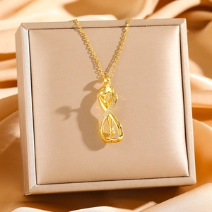 Collier plaqué or 18K avec pendentif couple et cristaux sur fond de soie champagne