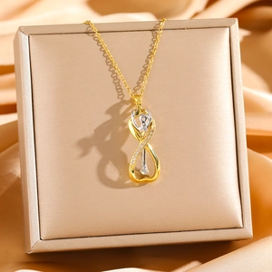 Collier étreinte infinie plaqué or 18 carats avec diamants sur fond de soie luxueux