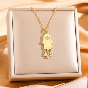 Collana Mano di Fatima dorata con incisione Divine e ciondoli in zircone a goccia